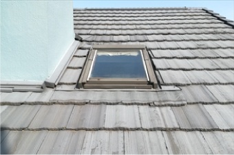 天窓撤去のためにモニエル瓦にも部分的に葺き替えが必要