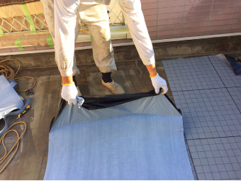 絶縁(通気緩衝)シートを張る