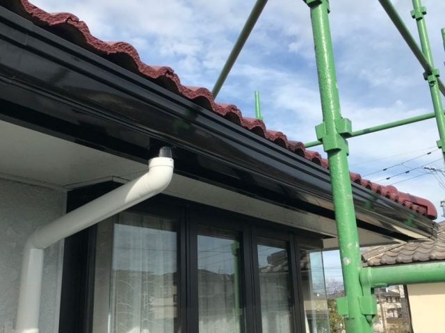 【宮崎県宮崎市】清武町加納甲にあるモニエル瓦の住宅で屋根塗装をしていきます雨樋上塗り_1_確定