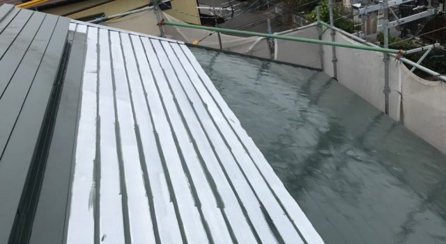 【宮崎県宮崎市】清武町にあるガルバリウム鋼板屋根の住宅で黒色に屋根を塗装しました！屋根中塗り_1_確定