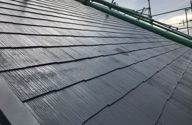 【宮崎県宮崎市】花山手にあるコロニアルの住宅で屋根をブラックに塗装しました！屋根中塗り_1_確定