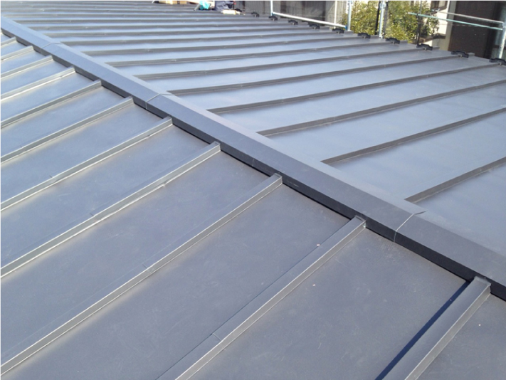 ガルバリウム鋼板に変わり、見た目も耐久性も変わった屋根