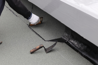 既往が入らないよう専用の工具で圧をかけて施工していきます